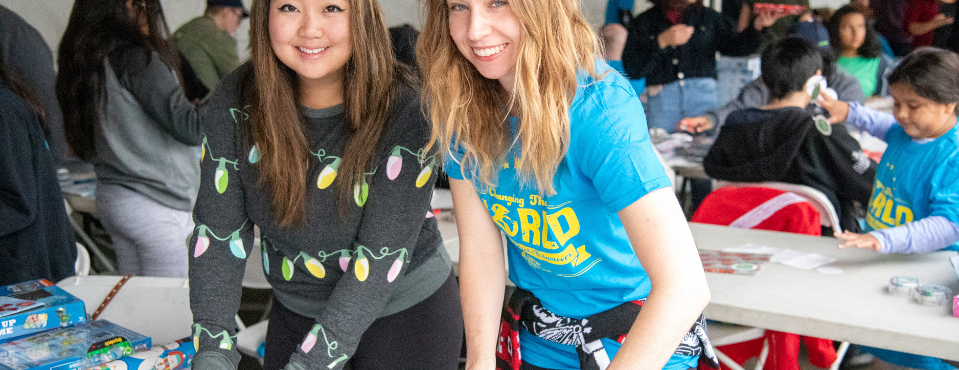 Antelope Valley Volunteer Wrapping Day 2023